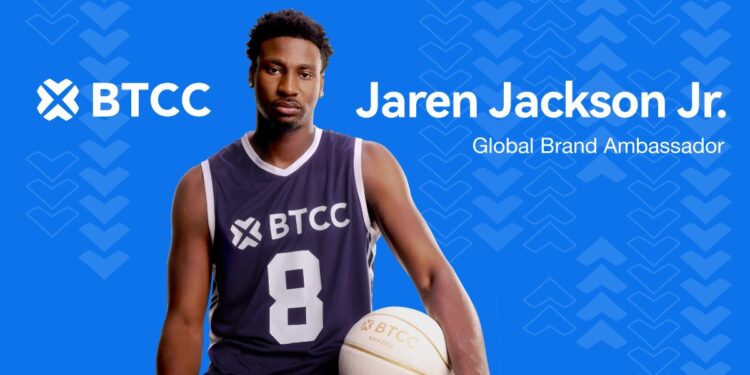 Jaren Jackson Jr. sosteniendo un balón de baloncesto