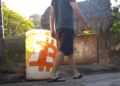 El logo naranja de Bitcoin se observa en alguna calle de El Salvador.