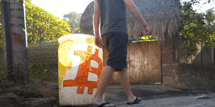 El logo naranja de Bitcoin se observa en alguna calle de El Salvador.