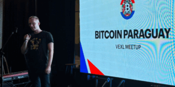 El logo de la comunidad Bitcoin Paraguay proyectada en una pantalla durante un meetup.