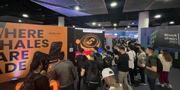 Multitud en Blockchain RIO 2025.