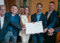 Autoridades muestran la ley que convierte a Rolante en Capital Estatal de Bitcoin.