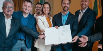 Autoridades muestran la ley que convierte a Rolante en Capital Estatal de Bitcoin.