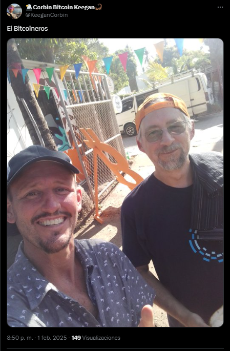 Keegan Corbin, el primer habitante de la Bitcoin City de El Salvador, junto a Adam Back.