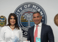 Embajadora de El Salvador Milena Mayorga y el alcalde de Miami Francis Suárez.