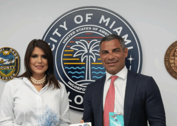 Embajadora de El Salvador Milena Mayorga y el alcalde de Miami Francis Suárez.