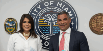 Embajadora de El Salvador Milena Mayorga y el alcalde de Miami Francis Suárez.