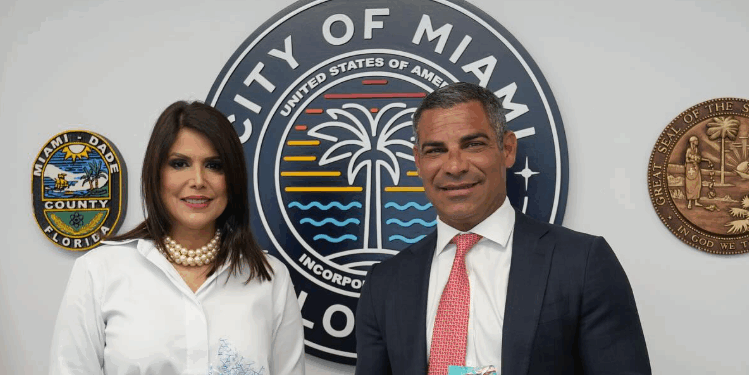 Embajadora de El Salvador Milena Mayorga y el alcalde de Miami Francis Suárez.