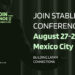 Conferencista a fondo con difuminado oscuro. En el lado izquierdo, el nombre el evento “STABLECOIN CONFERENCE 2025 CDMX” presentado por Bitso Business. Del lado derecho, la invitación a la conferencia en agosto 27-28.