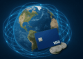 Una tarjeta Visa junto a una imagen del planeta Tierra.