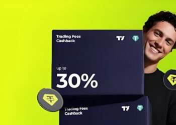 Hombre presenta promoción de WhiteBIT con TradingView y Tether con reembolso de hasta el 30% sobre fondo verde