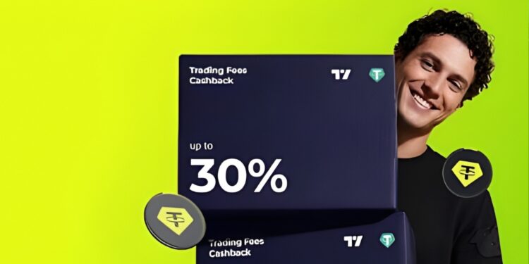 Hombre presenta promoción de WhiteBIT con TradingView y Tether con reembolso de hasta el 30% sobre fondo verde
