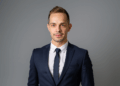 Adam Livingston (foto) promueve la adopción de bitcoin con fuertes críticas al sistema fíat. Fuente: Adam Livingston - X. Imagen adaptada mediante Dall-E, de OpenAI.