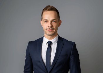 Adam Livingston (foto) promueve la adopción de bitcoin con fuertes críticas al sistema fíat. Fuente: Adam Livingston - X. Imagen adaptada mediante Dall-E, de OpenAI.