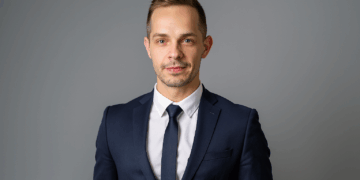 Adam Livingston (foto) promueve la adopción de bitcoin con fuertes críticas al sistema fíat. Fuente: Adam Livingston - X. Imagen adaptada mediante Dall-E, de OpenAI.