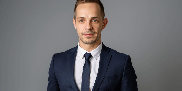 Adam Livingston (foto) promueve la adopción de bitcoin con fuertes críticas al sistema fíat. Fuente: Adam Livingston - X. Imagen adaptada mediante Dall-E, de OpenAI.
