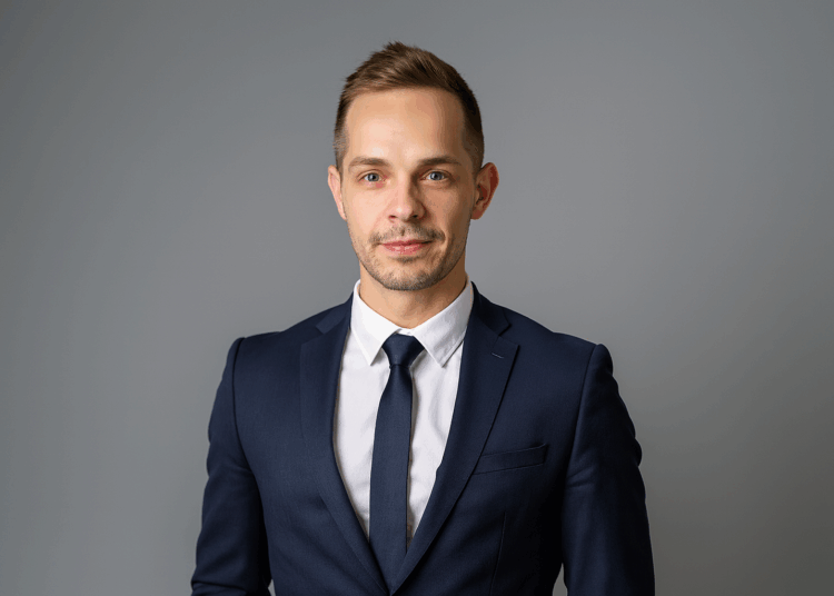Adam Livingston (foto) promueve la adopción de bitcoin con fuertes críticas al sistema fíat. Fuente: Adam Livingston - X. Imagen adaptada mediante Dall-E, de OpenAI.