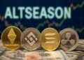 Criptomonedas sobre dinero y gráficas verdes de fondo con la palabra altseason.
