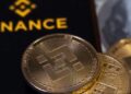 BNB con dinero y el logo de Binance.