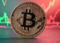 BTC entre gráficas verdes y rojas.