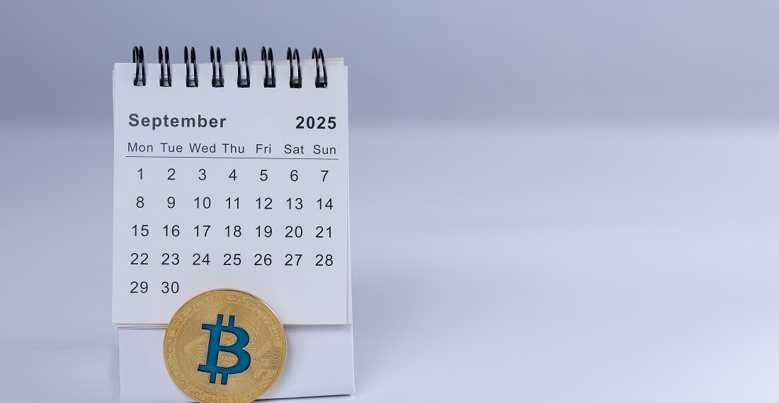 Moneda de bitcoin y calendario abierto en septiembre de 2025.