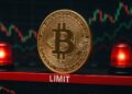 BTC en una línea limítrofe con alarmas y gráficos alrededor.
