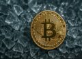 Bitcoin sobre vidrio roto.