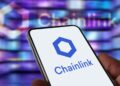 Teléfono con el logo de Chainlink.