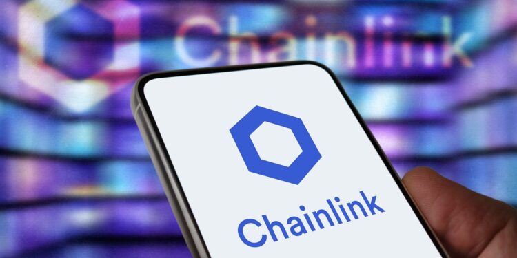 Teléfono con el logo de Chainlink.