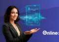 Mujer mostrando docuemnto digital de curriculum vitae para web 3 suspendido sobre sus manos junto a logotipo de onlineCV