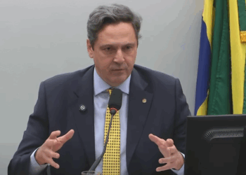Diputado Luiz Philippe de Orleans durante el debate sobre una reserva de bitcoin para Brasil.