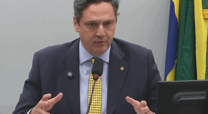 Diputado Luiz Philippe de Orleans durante el debate sobre una reserva de bitcoin para Brasil.