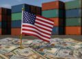Bandera de EE. UU. con dinero y containers de importación.