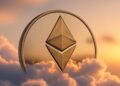 Una moneda de Ethereum en el cielo.