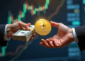 moneda de bitcoin y una mano con dinero.