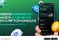 Mano sosteniendo teléfono inteligente con la app de Inbestgo en pantalla y criptomonedas flotando de fondo.