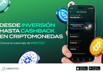 Mano sosteniendo teléfono inteligente con la app de Inbestgo en pantalla y criptomonedas flotando de fondo.