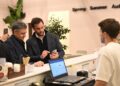 Jorge Macri en el encuentro, viendo los pagos con criptomonedas. Fuente: Gobierno de CABA.