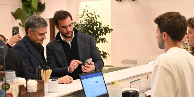 Jorge Macri en el encuentro, viendo los pagos con criptomonedas. Fuente: Gobierno de CABA.