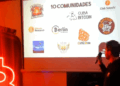 Agustín Kassis presentando los kits de emergencia para la adopción de bitcoin que recibirán comunidades en Latinoamérica.