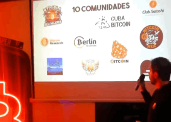 Agustín Kassis presentando los kits de emergencia para la adopción de bitcoin que recibirán comunidades en Latinoamérica.