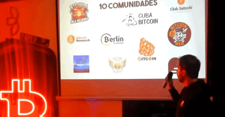 Agustín Kassis presentando los kits de emergencia para la adopción de bitcoin que recibirán comunidades en Latinoamérica.