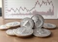 monedas de litecoin y gráfico de fondo.
