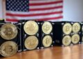 ASICS con monedas de bitcoin.