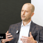 Nate Geraci hablando.