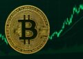 BTC con gráficas verdes de fondo.