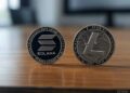Una moneda de solana y una de litecoin.