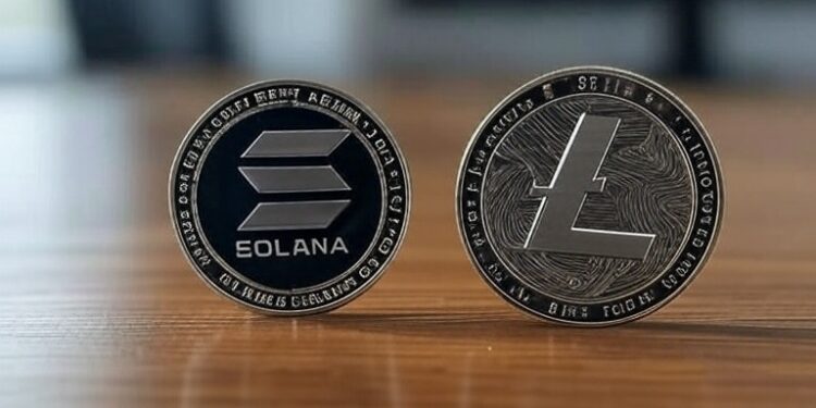 Una moneda de solana y una de litecoin.