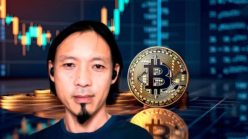 Willy Woo junto a una moneda dorada de bitcoin.