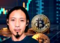 Willy Woo junto a una moneda dorada de bitcoin.